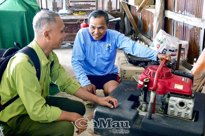 Kiểm lâm địa bàn Nguyễn Minh Dương kiểm tra thiết bị chữa cháy lưu động được bố trí tại ông Phan Minh Khởi, Ấp 3 nhằm chủ động hơn trong xử lý tình huống khi có sự cố cháy, nhất là cháy rừng.