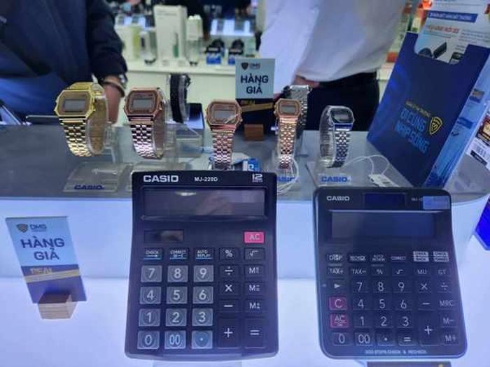 Đồng hồ, máy tính Casio giả tràn lan thị trường. Nhà sản xuất cho biết khách hàng có thể check code trên sản phẩm để phân biệt thật giả. Sản phẩm giả check code không ra dữ liệu