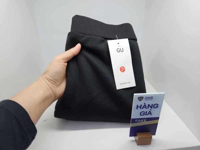 Một chiếc quần giả mạo nhãn hiệu GU của Nhật Bản, chất liệu, đường may, tem mác đều giả mạo, rất dễ phân biệt