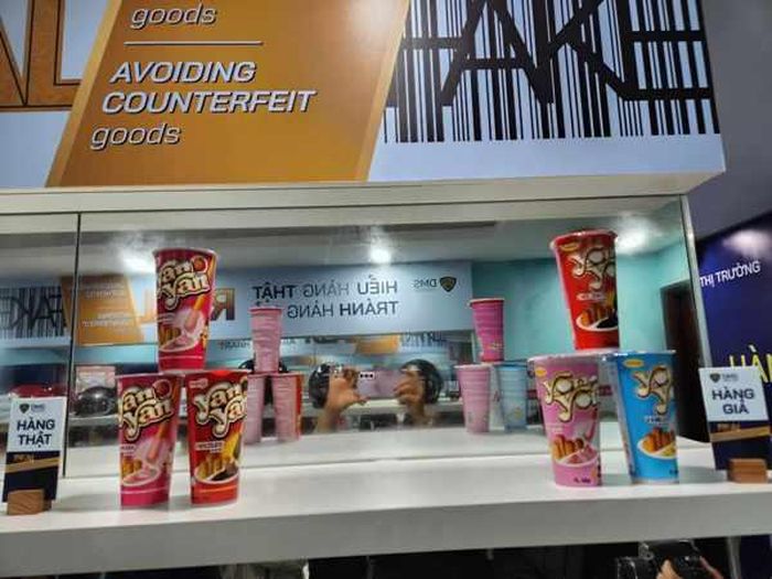 Bánh thật có chữ Yan, còn bánh giả có chữ Yon