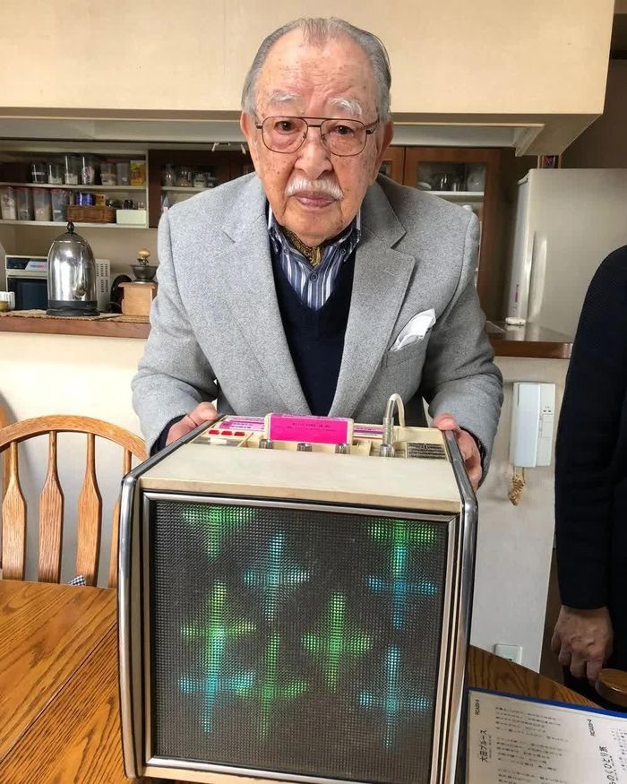  Ông Shigeichi Negishi vào năm 2018 với chiếc máy karaoke của mình từ những năm 1960, có tên là Sparko Box. Ảnh: MATT ALT. 