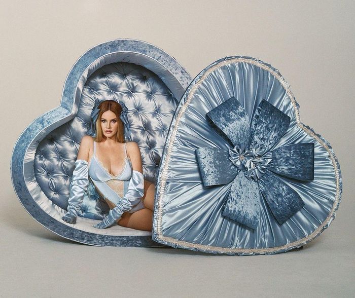  Trong bộ hình tiếp thị cho thương hiệu nội y Skims của Kim Kardashian dịp Valentine, ca sĩ Lana Del Rey cũng diện bodysuit màu xanh dương, tạo ấn tượng với công chúng. Bodysuit cắt cao không có chức năng định hình, được xem như trang phục ngủ. Bộ đồ được làm từ chất liệu satin bóng bổ sung chi tiết ren, gia tăng sự quyến rũ, gợi cảm. Lana Del Rey cũng nhanh chóng cập nhật xu hướng, đeo thêm đôi găng tay opera đồng màu, đồng chất liệu để hoàn thiện outfit nóng bỏng dịp Valentine năm nay. Với sự lăng xê của các nữ minh tinh trong thời gian gần đây, bodysuit có thể nhanh chóng trở nên thịnh hành, tạo ra “cơn sốt” đối với các tín đồ thời trang trong mùa hè tới. Ảnh: @skims. 