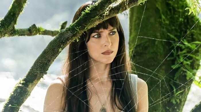  Dakota Johnson hóa thân Cassandra Webb. 