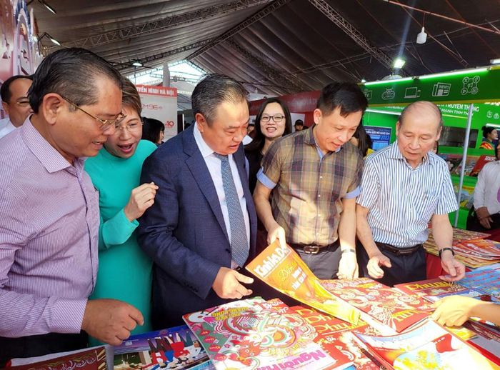 Chủ tịch UBND TP Hà Nội Trần Sỹ Thanh tham quan gian trưng bày của Hội Nhà báo TP Hà Nội tại Hội Báo toàn quốc 2024.