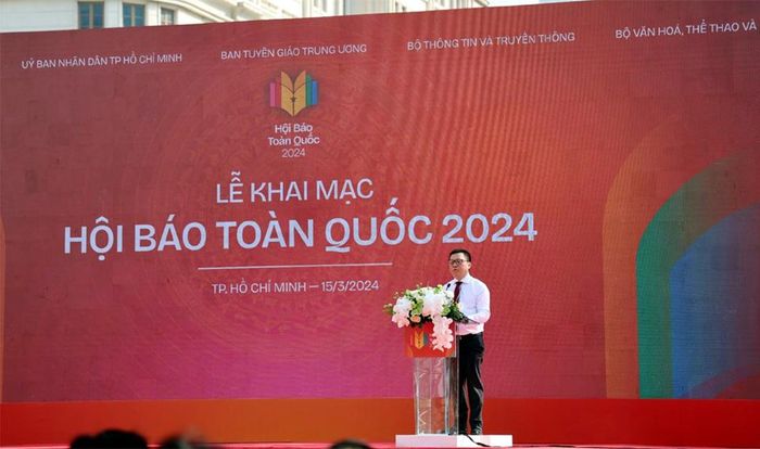 Ông Lê Quốc Minh - Tổng Biên tập Báo Nhân dân, Chủ tịch Hội Nhà báo Việt Nam phát biểu tại lễ khai mạc. Ảnh: Huy Chương