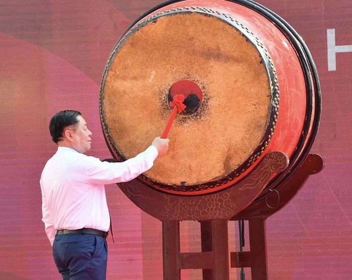 Ông Nguyễn Trọng Nghĩa - Bí thư Trung ương Đảng, Trưởng Ban Tuyên giáo Trung ương, đánh trống khai mạc Hội Báo toàn quốc năm 2024. Ảnh: Việt Dũng/SGGP