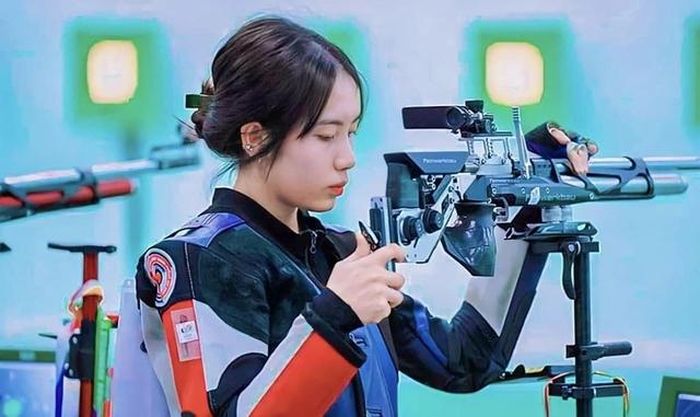 Nữ xạ thủ sinh năm 2003 Lê Thị Mộng Tuyền giành suất dự Olympic Paris 2024 thứ 2 cho đội tuyển bắn súng Việt Nam. Ảnh: SFS