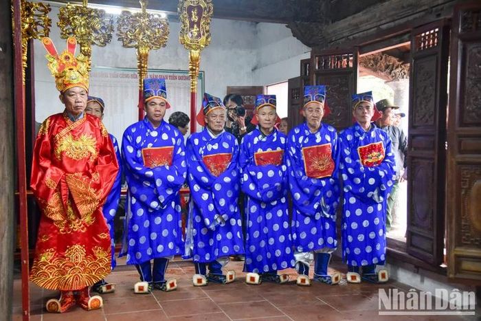 Lễ tế Thánh tại đình Vân Cù.
