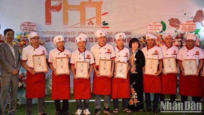 Trao giấy chứng nhận cho hơn 50 người làng Vân Cù.