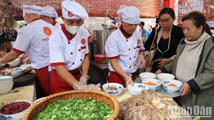 Các đầu bếp chuẩn bị phở cho khách dự lễ.