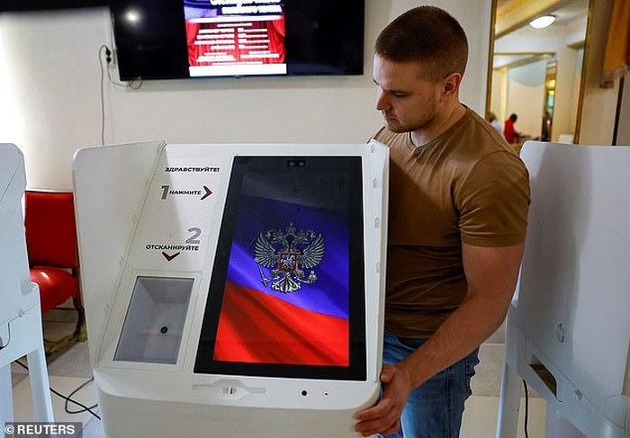 Kiểm tra máy bỏ phiếu bầu điện tử tại Moscow. Ảnh: REUTERS