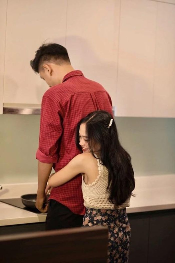 Cặp đôi này có sự chênh lệch chiều cao 45cm. Trong khi anh chàng Minh Hải cao 1m98, còn nàng Bảo Ngọc chỉ 1m53. Chuyện tình đẹp của cả 2 bắt đầu từ lần gặp đầu tiên ở quán cà phê.