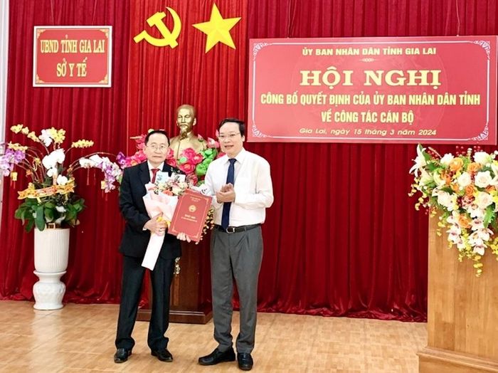Chủ tịch UBND tỉnh Gia Lai Trương Hải Long trao quyết định, tặng hoa chúc mừng ông Lý Minh Thái