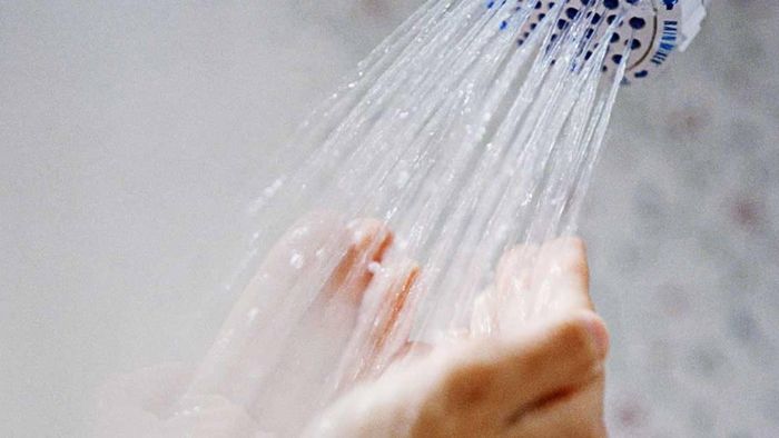 Tắm khi quá muộn là một thói quen không tốt với sức khỏe (Ảnh minh họa)