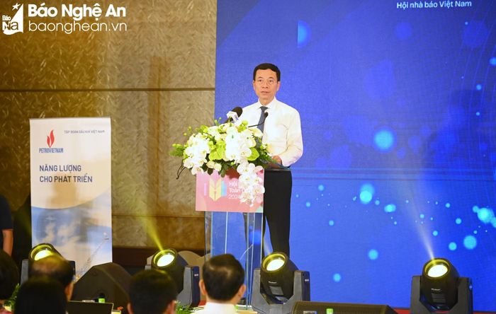  Đồng chí Nguyễn Mạnh Hùng - Ủy viên Ban Chấp hành Trung ương Đảng, Bộ trưởng Bộ Thông tin và Truyền thông, Phó trưởng Ban Tuyên giáo Trung ương phát biểu tại diễn đàn. Ảnh: Thành Cường 