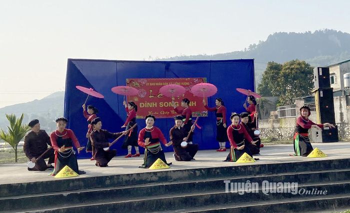 Một buổi biểu diễn của CLB hát Sình ca Cao Lan.