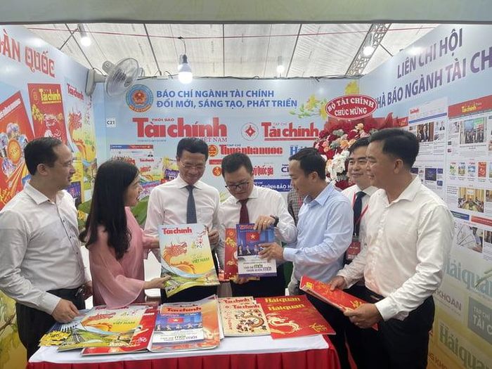  Bộ trưởng Bộ Thông tin và Truyền thông tham quan gian trưng bày Báo Thời báo Tài chính. 