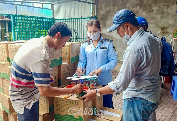 Trong năm 2023, lực lượng Quản lý thị trường đã kiểm tra 927 vụ, phát hiện vi phạm 597 vụ, tổng số tiền xử phạt vi phạm hành chính nộp ngân sách Nhà nước gần 4 tỷ đồng. 
