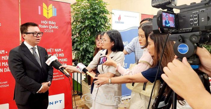 Nhà báo Lê Quốc Minh, Chủ tịch Hội nhà báo Việt Nam, trả lời phỏng vấn phóng viên bên lề phiên diễn đàn.
