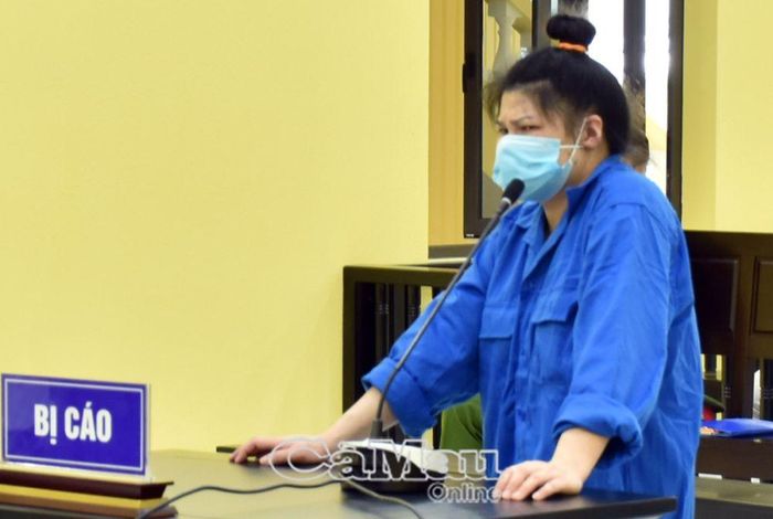 Diệp Thị Út Em trả lời chất vấn tại phiên tòa sơ thẩm.