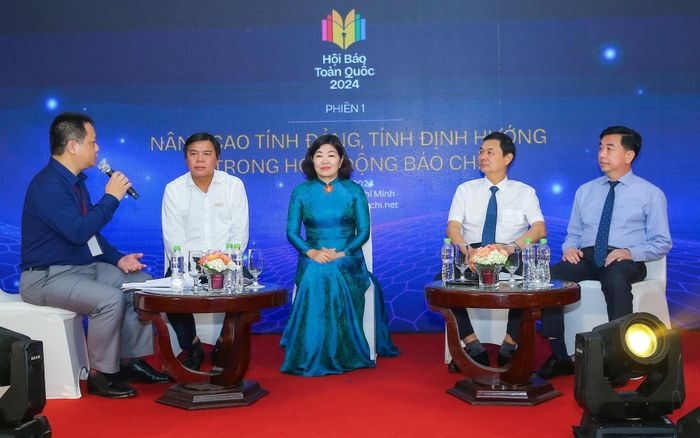 Tổng Biên tập Báo Hànôịmới Nguyễn Minh Đức trao đổi bàn tròn tại phiên thảo luận.
