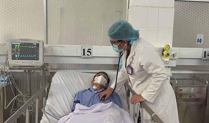 Bệnh nhân tỉnh táo, tiếp xúc được, dấu hiệu sinh tồn ổn định sau phẫu thuật. Ảnh BVCC.