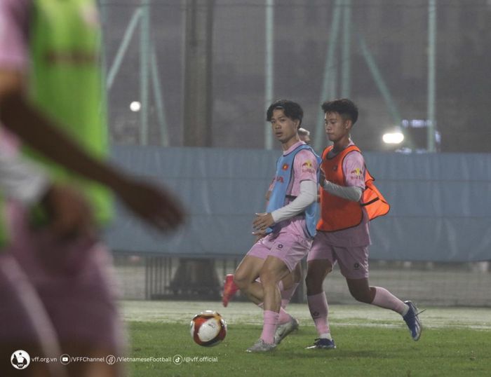 Công Phượng tập chung với lứa U23.
