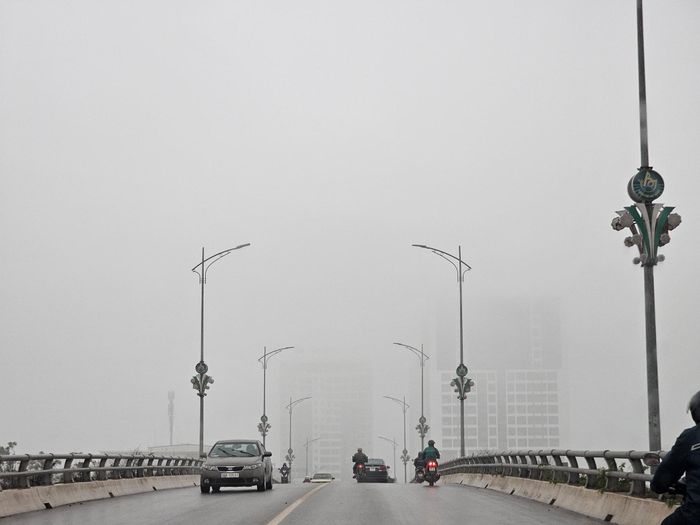  Sương mù dày đặc ở TP Bắc Giang, tỉnh Bắc Giang vào ngày 15-3. Ảnh: KUN MON 