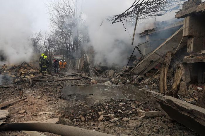 Một khu vực trong khu dân cư bị tấn công tên lửa ở Odesa, Ukraina, ngày 15/3. Ảnh: Reuters