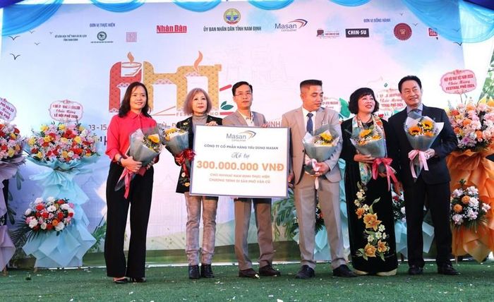  Bà Nguyễn Hoàng Yến (thứ 2 từ trái sang) - Phó Tổng Giám đốc Masan Consumer trao hỗ trợ cho chương trình di sản phở Vân Cù. (Ảnh: Minh Hữu).