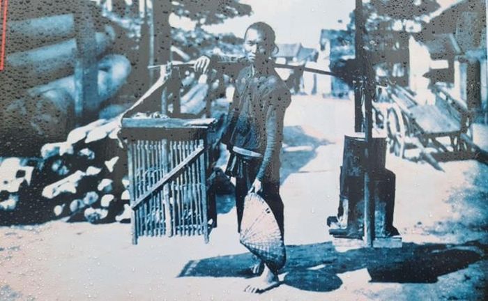  Nhiều gánh hàng phở rong đã được người Vân Cù đem đi bán từ thời Pháp thuộc tại nhiều địa phương như Hà Nội, Hải Phòng... (Ảnh: Minh Hữu chụp lại ảnh tư liệu).