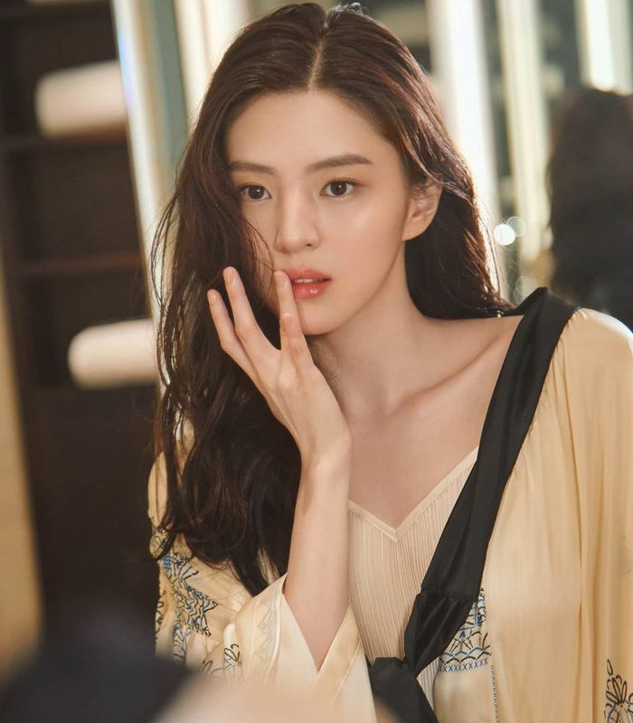 Han So Hee bị chỉ trích vì lúc đầu phủ nhận yêu Ryu Jun Yeol, sau đó lại thừa nhận. Cô gây thất vọng vì nói dối, lật lọng với khán giả.