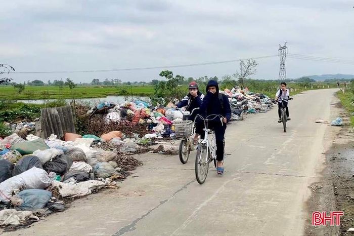  Ông Trần Văn Hải – HTX Dịch vụ Môi trường thị trấn Đức Thọ cho biết: Đơn vị nhận vận chuyển rác từ 2 bãi tập kết của xã Trường Sơn và Liên Minh theo định kỳ để đưa vào nhà máy xử lý rác ở huyện Kỳ Anh. Còn tại vị trí của xã Tùng Châu, chúng tôi đã hỗ trợ một số chuyến xe để đưa rác thải mới tập kết đi xử lý, số rác thải cũ khó xử lý thì đơn vị không vận chuyển. 