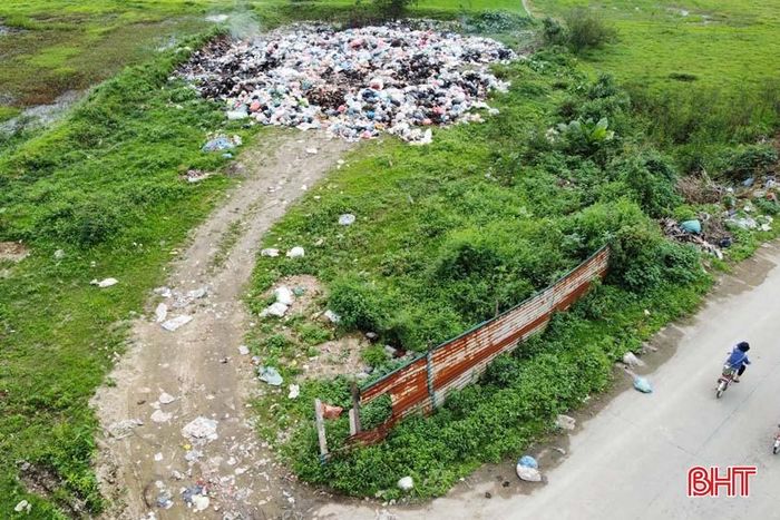  Điểm tập kết rác của xã Trường Sơn có diện tích khoảng 400m2, được rào chắn bao quanh và để đảm bảo về môi trường. 