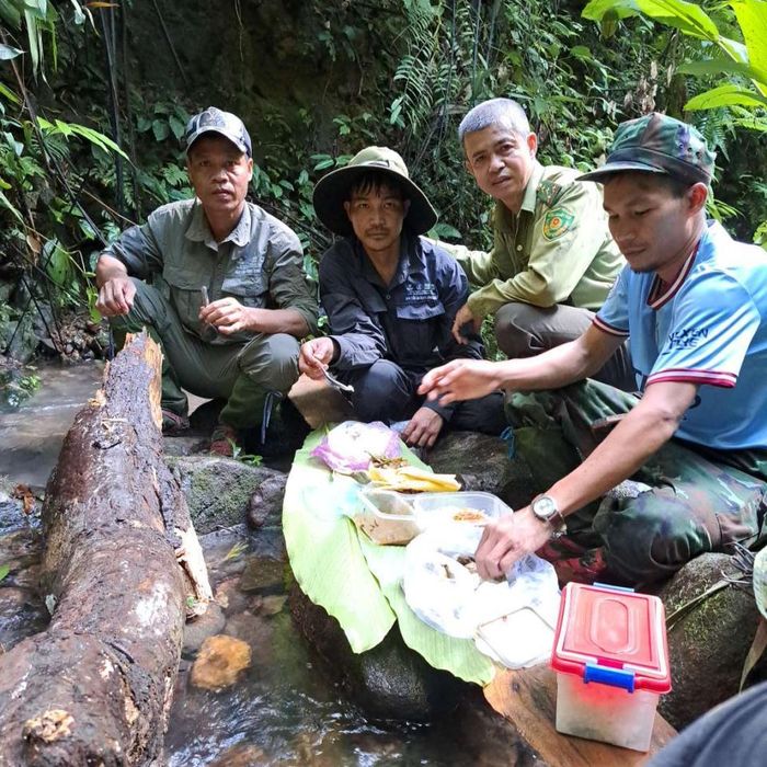 Bữa cơm trưa trong rừng của các thành viên Đội tuần tra bảo vệ rừng và tháo gỡ bẫy - Ảnh: KHU BTTN ĐAKRÔNG CUNG CẤP