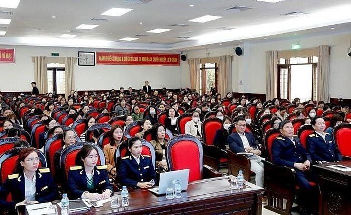 300 doanh nghiệp tham gia hỏi đáp, đối thoại chính sách thuế do Cục Thuế tỉnh Ninh Bình tổ chức. Ảnh: CTV