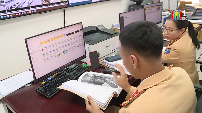 Lực lượng trực phòng máy sẽ thông báo các hành vi vi phạm cho các tổ CSGT làm nhiệm vụ trên tuyến