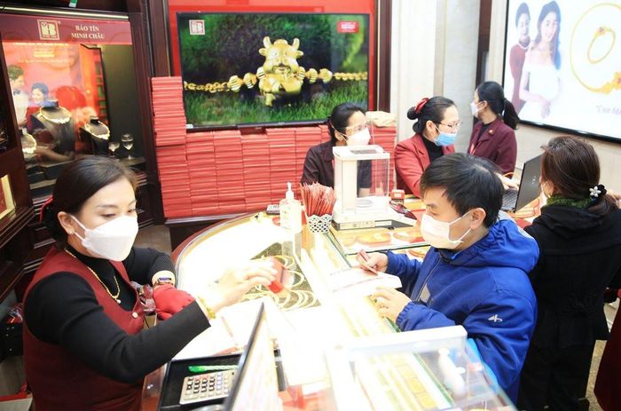 Khách hàng giao dịch tại Công ty TNHH Bảo Tín Minh Châu. Ảnh: Đỗ Tâm