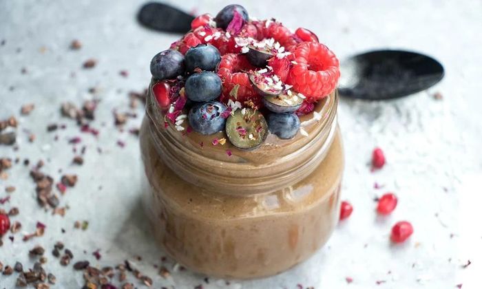 Xay nhuyễn một cốc quả mâm xôi với 1/2 cốc sữa hạnh nhân, thêm chút bột chocolate để tăng hương vị. Mâm xôi chứa nhiều mangan, adiponectin, có khả năng phân giải chất béo, phá hủy các mô mỡ hiệu quả.