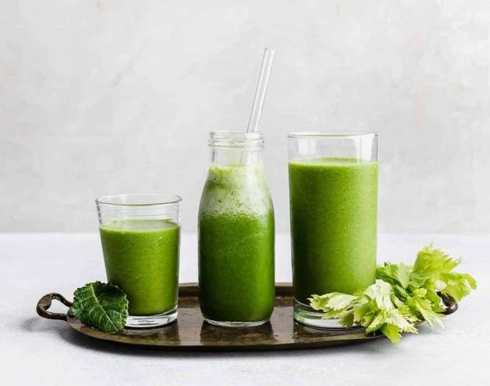 Táo và chanh giúp tăng hương vị cho sinh tố bắp cải. Bắp cải giàu vitamin và chất xơ, giúp tăng cường tiêu hóa, đào thải độc tố, hỗ trợ giảm cân. Kết hợp với chanh và táo giúp tăng vị thơm ngon, bổ sung dinh dưỡng cho cơ thể. Cách làm: Chuẩn bị 1/2 cây bắp cải nhỏ, hai quả táo, nước cốt một quả chanh và 250 ml nước. Cho tất cả nguyên liệu vào máy xay sinh tố xay mịn, uống khi bụng đói.