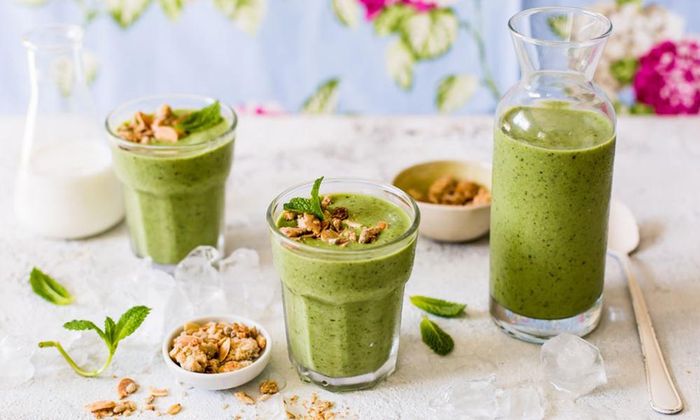 Xay nhuyễn một quả bơ, 1/2 cốc lựu và 1/4 cốc sữa chua không đường. Bơ và lựu đều chứa nhiều vitamin C và chất dinh dưỡng thiết yếu, giúp giảm cholesterol trong máu, ngăn ngừa tích tụ chất béo.
