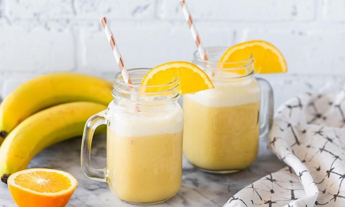 Xay nhuyễn một quả chuối và một quả cam, có thể thêm hai thìa bột protein nếu dùng thay bữa ăn. Sinh tố cam và chuối cung cấp hàm lượng protein cao, giúp no lâu, tăng tốc độ đốt cháy mỡ thừa.