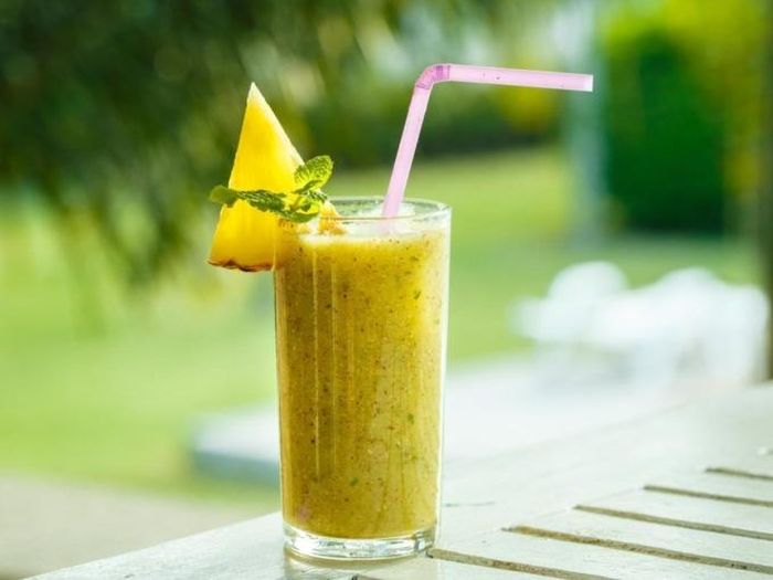 Sinh tố dứa, gừng giúp thải độc, giảm cân hiệu quả. Dứa có đặc tính chống viêm, lợi tiểu, thúc đẩy loại bỏ chất độc hại ra khỏi cơ thể. Gừng có tính ấm giúp tăng tuần hoàn máu, giảm viêm, đau khớp, giảm lượng đường trong máu, giảm men gan. Cách làm: Xay nhuyễn 4 lát dứa, 1/2 ly sữa gạo, 1/2 thìa gừng nạo. Uống sinh tố này khi bụng đói hoặc dùng làm bữa phụ.