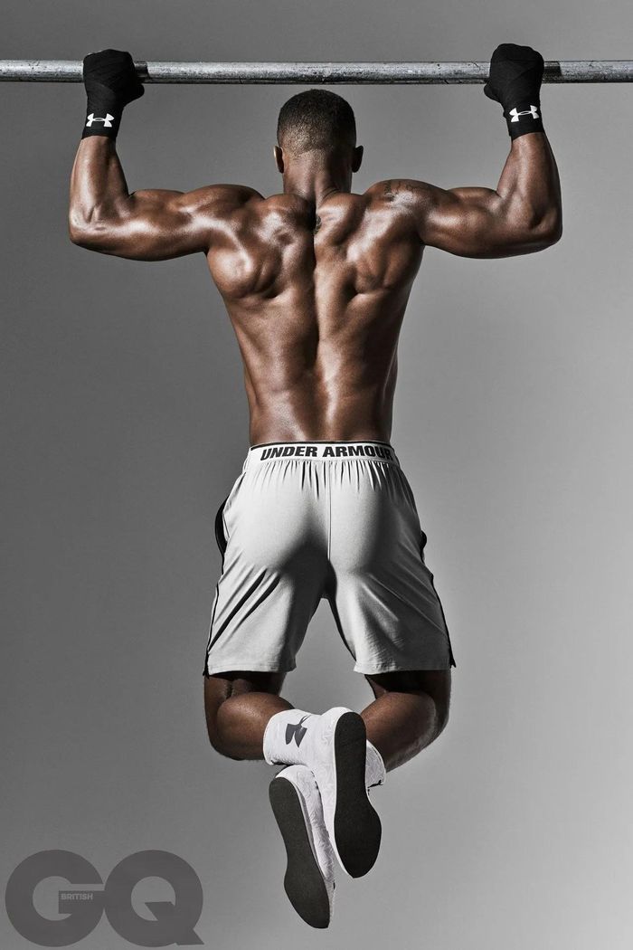 Tay đấm Anthony Joshua có cách khởi động cho thấy anh tập trung đáng kể cho vòng ba. Ảnh: GQ.