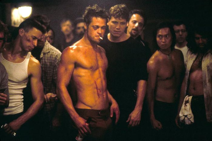 Huấn luyện viên cá nhân Nick Finney cho biết: “Trong nhiều năm, đàn ông muốn có cơ bụng như Brad Pitt trong Fight Club. Ngày nay, họ đang phát triển vòng ba để mặc đồ đẹp hơn". Ảnh: 20th Century Fox.