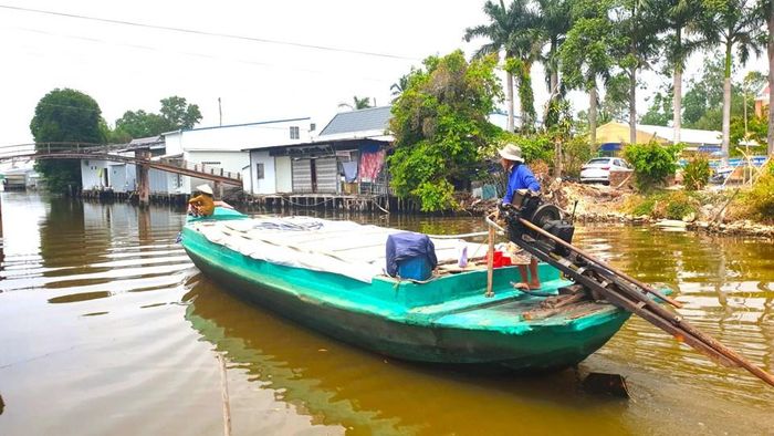 Nhiều nơi, người dân Cà Mau đang phải mua nước ngọt với giá 50.000 đồng/m3