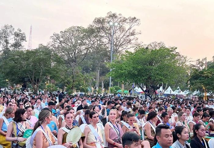 Hàng nghìn du khách trong nước và quốc tế dự lễ khai mạc. (Ảnh: NGUYỄN HIỆP)