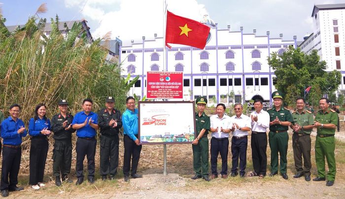 Khánh thành công trình “Thắp sáng đường biên”. Ảnh: Tuấn Kiệt