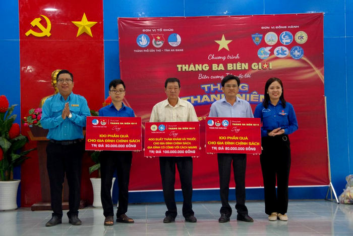 Tặng quà cho gia đình chính sách, gia đình có công với cách mạng tại địa phương. Ảnh: Tuấn Kiệt