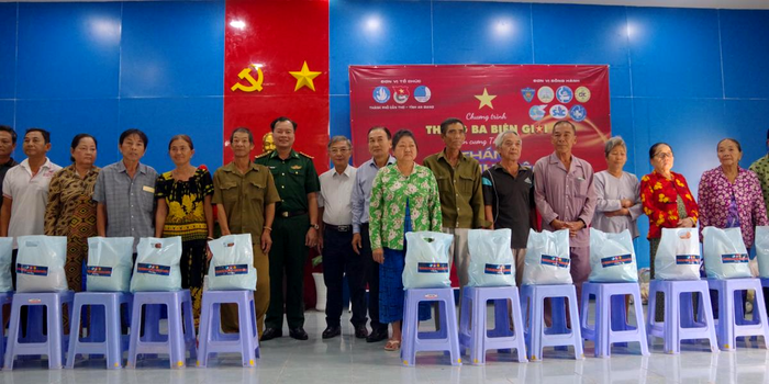 Tặng quà các hộ gia đình có hoàn cảnh khó khăn. Ảnh: Tuấn Kiệt